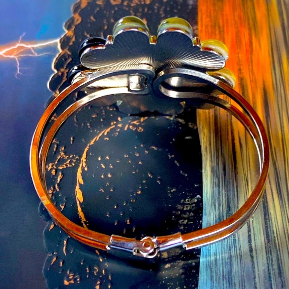 80’s VINTAGE~FUNKY YELLOW & BLACK SPARKLY FLOWER ON SILVER CUFF BRACELET - Picture 2 of 4